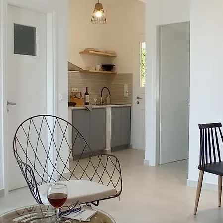 Ξενοδοχείο με διαμερίσματα Anixis Paros 4*