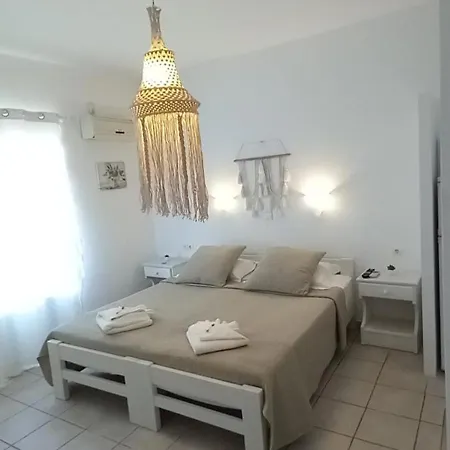 Ξενοδοχείο με διαμερίσματα Anixis Paros 4*